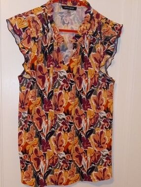 Women med cap sleeve multi color flower top Cable & GAuge